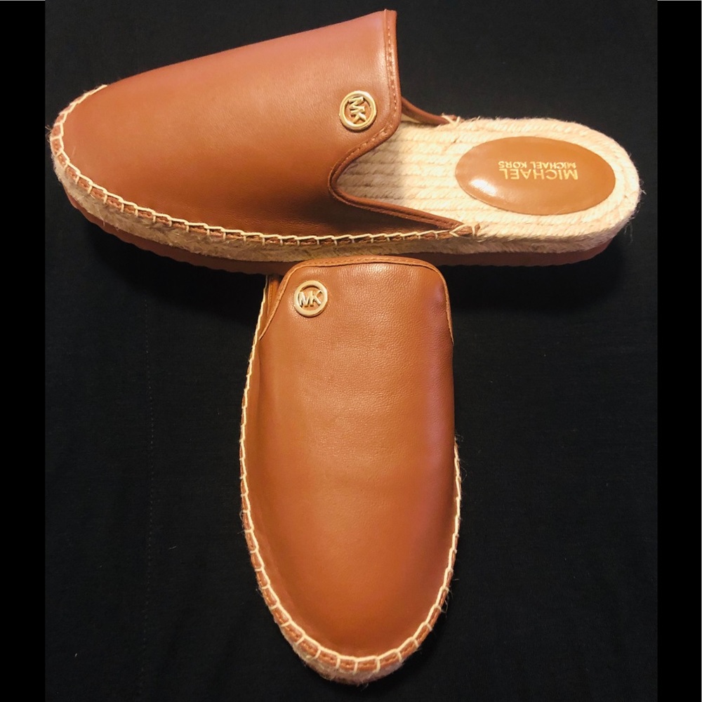 Michael Kors Slide closed toe.